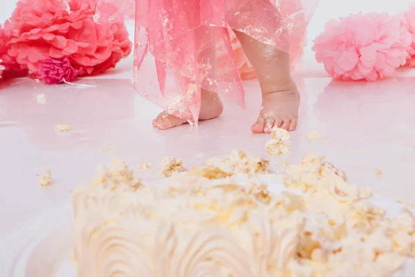 Barnets ben var täckt av mat på nära håll. födelsedagsfest — Stockfoto