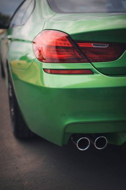 Moskova, makine reklamları, 1.11.2018: Detaylar yakın plan: farlar. Bmw motor şirketinin simgesi.