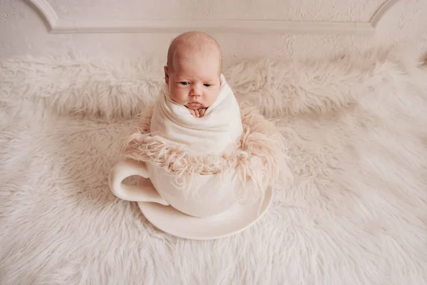 Pasgeboren baby in een grote theekop. concept van jeugd, gezondheid, Ivf, warme dranken, Ontbijt — Stockfoto