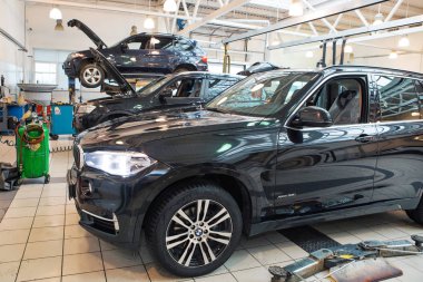 Araba tamiri, Bmw reklamı, Moskova, 1.11.2018: Siyah bir arabanın ön tarafında Bmw motor şirketi rozeti. Alman otomobil, motosiklet ve motor imalat şirketi 1916 yılında kuruldu.