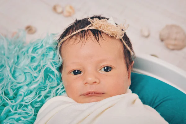 Portret van een slapende pasgeboren baby in een hoofdband met bloem. Gezondheidsconcept: Ivf, babyaccessoires — Stockfoto