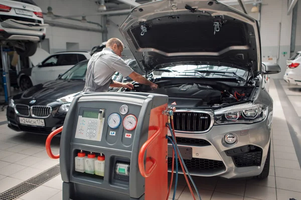 Bmw otomobil reklamları, Moskova, 1.11.2018: Araba tamiri ve temizlik konsepti - araba motoru yakın çekim, kaputun altındaki parçaları silme