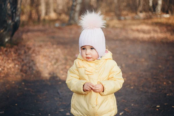 Malá holčička v teplém klobouku na jeho hlavě se usmála. koncept dětství, zdraví, Ivf, studený čas — Stock fotografie