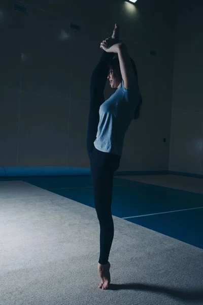 La mujer se sentó en la cuerda. clases en el gimnasio. la muchacha se ocupa de la gimnasia recreativa. ejercicios deportivos y estiramientos: atletismo —  Fotos de Stock