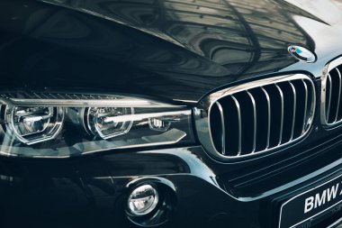 Moskova, makine reklamları, 1.11.2018: Detaylar yakın plan: farlar. Bmw motor şirketinin simgesi.