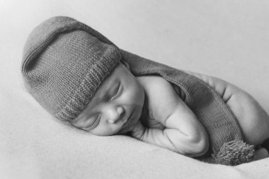 Yeni doğmuş bir bebek beyaz arka planda Noel şapkasıyla uyur. Sağlıklı yaşam tarzı kavramı, lvf, Noel, yeni yıl tatili, oyuncak