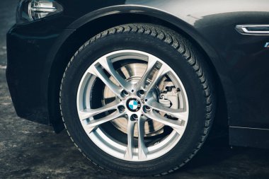 Araba tamiri, Bmw reklamı, Moskova, 1.11.2018: tekerlek kapanışı.
