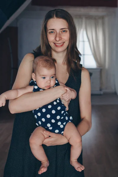 Das Konzept eines gesunden Lebensstils, der Schutz der Kinder, das Einkaufen - Baby in den Armen der Mutter. Frau hält ein Kind — Stockfoto