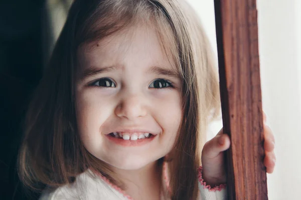 Portrét malé holčičky: dětský obličej zblízka. koncept dětství, zdravotní péče, IVF — Stock fotografie