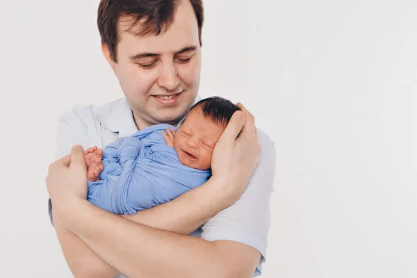 Tata trzyma dziecko w jego ramionach. Koncepcja wychowania ojca dzieci, szczęśliwe dzieciństwo, przyjazny rodzinie. — Zdjęcie stockowe
