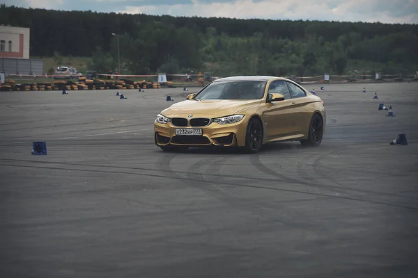 Publicidade BMW, Moscou, 1.11.2018: demonstração do modelo do carro, carros na pista de teste, poeira de baixo das rodas, faixas na estrada, corrida, treinamento de condução em uma escola de condução — Fotografia de Stock