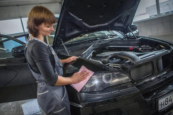 Werbung bmw cars, Moskau, 1.11.2018: Autoreparatur- und Reinigungskonzept - Motor hautnah, Teile unter der Motorhaube wischen — Stockfoto