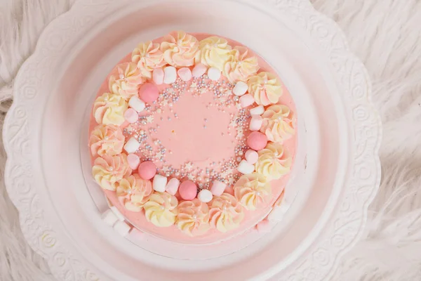 Tårta på vit bakgrund närbild. Konfektyr dekorerad med rosor. Begreppet reklam bakning, kalori, mat, diet — Stockfoto