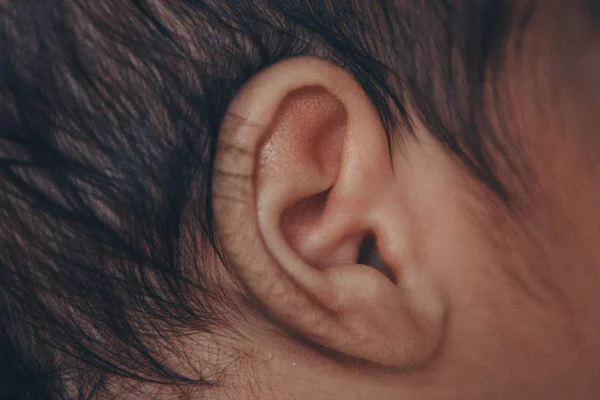 Oído del bebé recién nacido concepto cercano de la infancia, cuidado de la salud, FIV, higiene —  Fotos de Stock