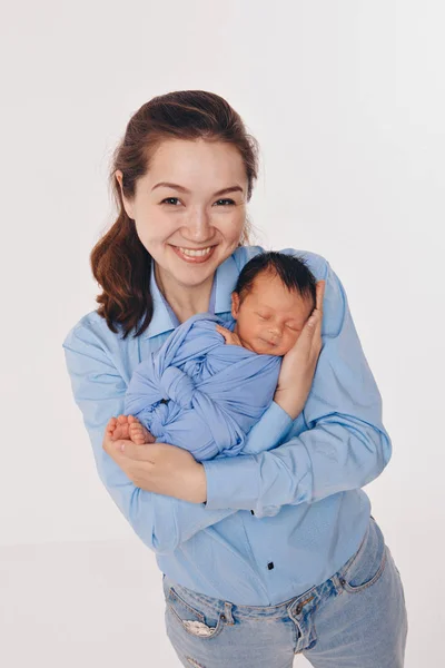 O conceito de um estilo de vida saudável, a proteção das crianças, compras - bebê nos braços da mãe. Mulher segurando um filho — Fotografia de Stock
