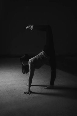 Kadın sicimin üzerine oturdu. fitness kulübündeki dersler. Kız eğlence amaçlı jimnastik yapıyor. Spor egzersizleri ve esneme: atletizm