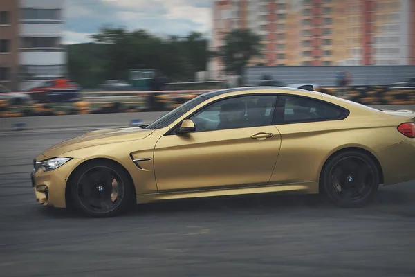 Publicidade BMW, Moscou, 1.11.2018: demonstração do modelo do carro, carros na pista de teste, poeira de baixo das rodas, faixas na estrada, corrida, treinamento de condução em uma escola de condução — Fotografia de Stock