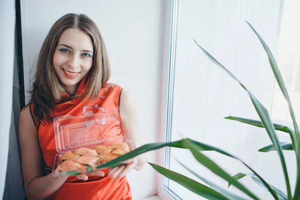 Chica caucásica de ojos azules en vestido chino tradicional comer sushi. Rubia en la cultura japonesa — Foto de Stock