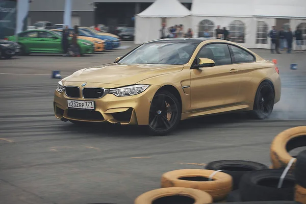 Publicidad BMW, Moscú, 1.11.2018: demostración del modelo de coche, coches en la pista de pruebas, polvo de debajo de las ruedas, pistas en la carretera, carrera, entrenamiento de conducción en una escuela de conducción — Foto de Stock