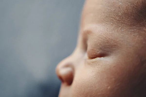 Viso del neonato da vicino: occhi, naso, labbra. concetto di infanzia, assistenza sanitaria, FIV, igiene, ENT — Foto Stock