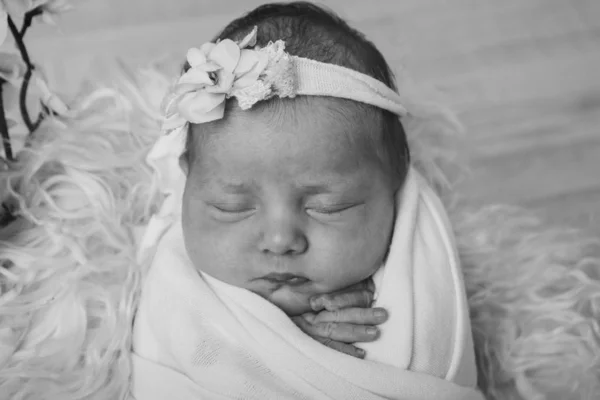 Portrait of a sleeping newborn baby in a headband with flower. Health concept: IVF, baby accessories — Stock Photo, Image