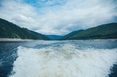 tekne kavramı, denizde rahatlatıcı - denizde yakın çekim mavi su sıçramaları