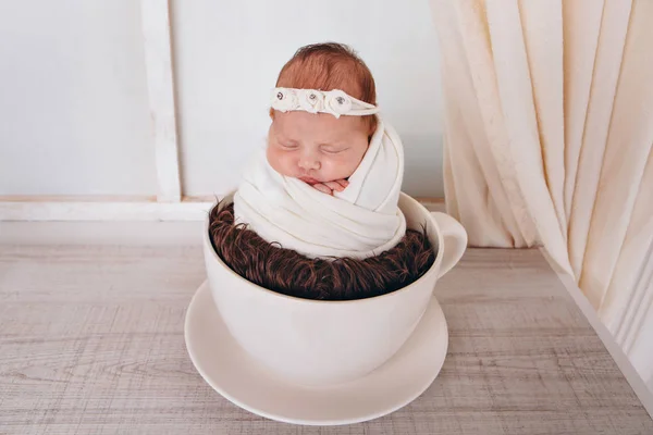 Bebê recém-nascido em uma grande xícara de chá. conceito de infância, saúde, FIV, bebidas quentes, Café da manhã — Fotografia de Stock
