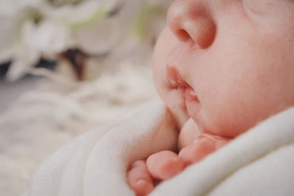 Bliska twarz noworodka: oczy, nos, usta. koncepcja dzieciństwa, opieki zdrowotnej, Ivf, higieny, Ent — Zdjęcie stockowe