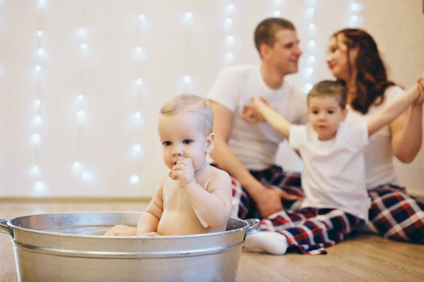 Ein kleines Mädchen badet in einer Badewanne. ein Kind wäscht sich in einem Becken. Konzept der Kindheit, Gesundheitsfürsorge, ivf, Hygiene, Liebe — Stockfoto