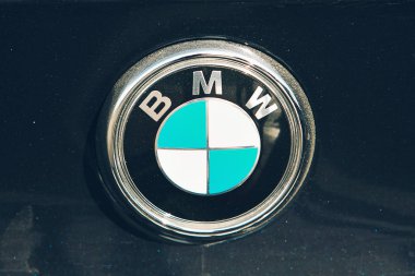 Makinelerin reklamı, Moskova, 1.11.2018: Bmw motor şirketinin ikonu