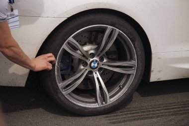 Araba tamiri, Bmw reklamı, Moskova, 1.11.2018: tekerlek kapanışı.