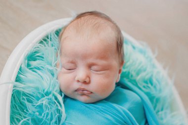 Yeni doğmuş bebek bir sepet içinde uyuyan bir battaniye sarılmış. çocukluk kavramı, sağlık, Ivf.