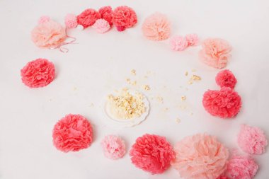 İç mekan konsepti, bayramın özellikleri, dekoratif unsurlar: çiçekler, beyaz arka planda pasta. Boşluğu kopyala