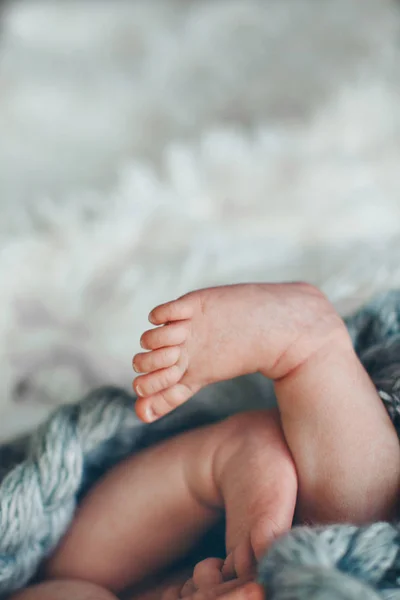 Pés de bebé recém-nascido. pernas massagem conceito de infância, cuidados de saúde, FIV, higiene — Fotografia de Stock