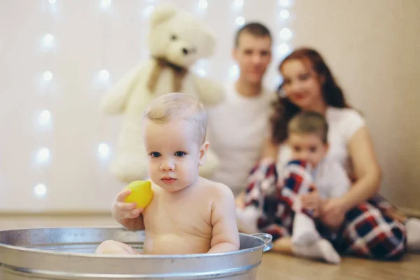 Een klein meisje baadt in een bad. Een kind wast in een wastafel. concept kindertijd, gezondheidszorg, Ivf, hygiëne, liefde — Stockfoto