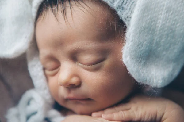 Πορτρέτο ενός μικρού κοριτσιού: το πρόσωπο του μωρού κοντινό. έννοια της παιδικής ηλικίας, της υγειονομικής περίθαλψης, της γονιμοποίησης — Φωτογραφία Αρχείου