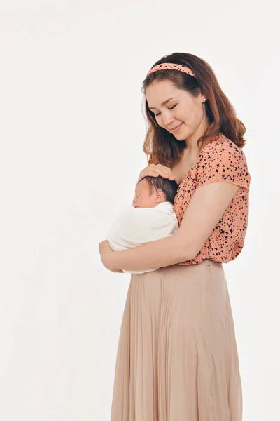 The concept of a healthy lifestyle, the protection of children, shopping - baby in the arms of the mother. Woman holding a child. Isolated on white background. Copy space — Stock Photo, Image