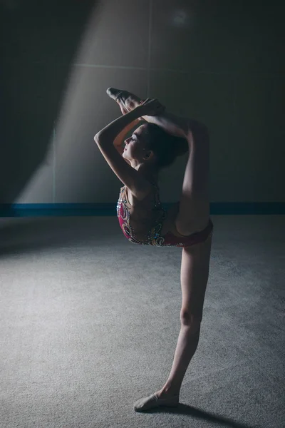 La chica se sentó en la cuerda. clases en el gimnasio. la muchacha se ocupa de la gimnasia recreativa. ejercicios deportivos y estiramientos: atletismo —  Fotos de Stock