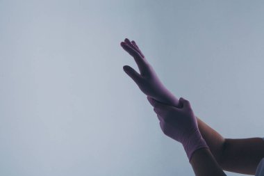 Doktor eline lastik eldiven taktı. Doktor ameliyata hazırlanıyor. Tıp anlayışı, tıbbi gereçler, sağlık hizmetleri. İzole edilmiş, kopyalama alanı