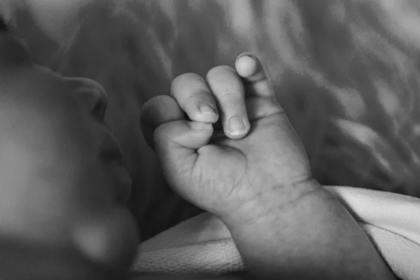 Dětská ruka, prsty sevřené. novorozenecké dětské náruče, masážní koncept dětství, zdravotní péče, Ivf, hygiena — Stock fotografie