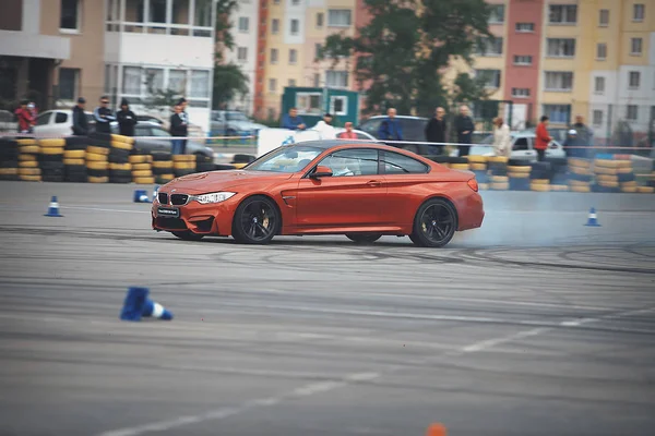 Publicidade BMW, Moscou, 1.11.2018: demonstração do modelo do carro, carros na pista de teste, poeira de baixo das rodas, faixas na estrada, corrida, treinamento de condução em uma escola de condução — Fotografia de Stock