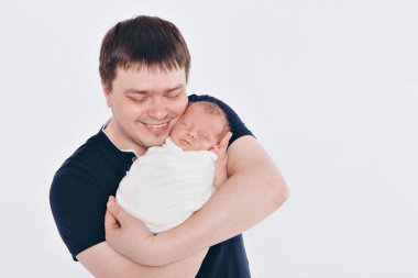 Babam bebeği kollarında tutuyor. Küçük çocukların babasını eğitmek, mutlu bir çocukluk ve arkadaş canlısı bir aile. Beyaz arka planda izole edilmiş. Boşluğu kopyala