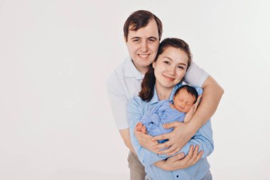 Sağlıklı yaşam tarzı kavramı, çocukların korunması, alışveriş - anne ve babanın kollarında bebek. Kadın ve erkek kucağında çocuk. Beyaz arka planda izole edilmiş. Boşluğu kopyala
