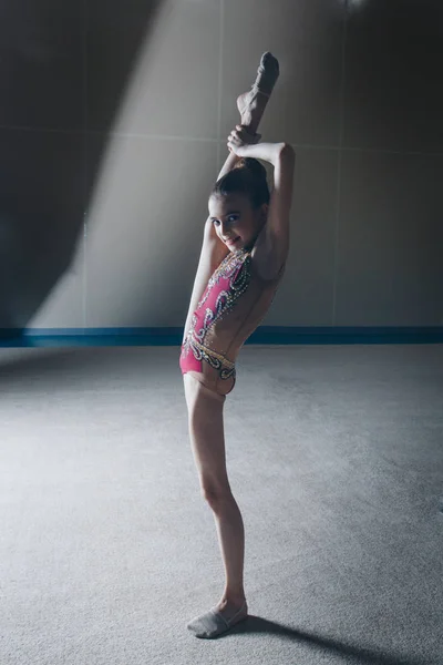 La chica se sentó en la cuerda. clases en el gimnasio. la muchacha se ocupa de la gimnasia recreativa. ejercicios deportivos y estiramientos: atletismo —  Fotos de Stock