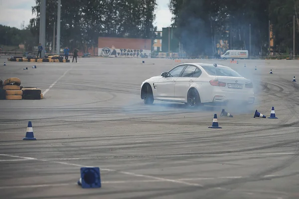 Publicidade BMW, Moscou, 1.11.2018: demonstração do modelo do carro, carros na pista de teste, poeira de baixo das rodas, faixas na estrada, corrida, treinamento de condução em uma escola de condução — Fotografia de Stock