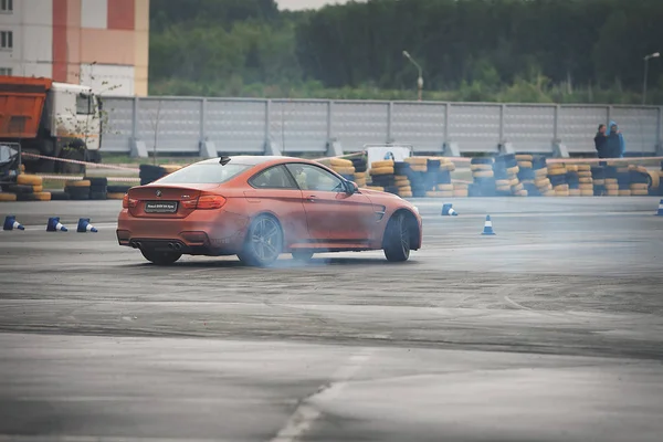 Publicidad BMW, Moscú, 1.11.2018: demostración del modelo de coche, coches en la pista de pruebas, polvo de debajo de las ruedas, pistas en la carretera, carrera, entrenamiento de conducción en una escuela de conducción — Foto de Stock