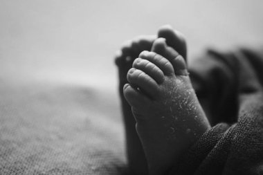 Yeni doğmuş bebek ayakları. bacak masajı konsepti, sağlık hizmeti, lvf, hijyen