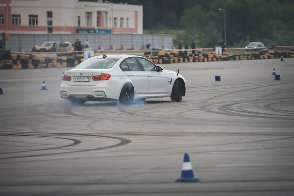 Publicidade BMW, Moscou, 1.11.2018: demonstração do modelo do carro, carros na pista de teste, poeira de baixo das rodas, faixas na estrada, corrida, treinamento de condução em uma escola de condução — Fotografia de Stock