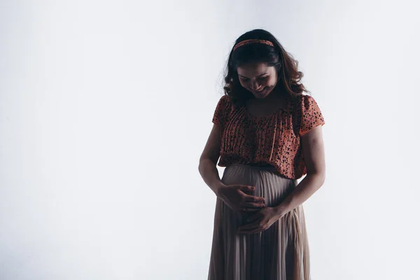 Donna incinta accarezzando la pancia su sfondo bianco. Ricevuto. Il concetto di sana digestione, stile di vita, FIV — Foto Stock