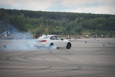 Bmw, Moskova, 1.11.2018: araba modelinin tanıtımı, test pistindeki arabalar, tekerleklerin altındaki toz, yoldaki raylar, yarış, sürüş okulunda sürüş eğitimi